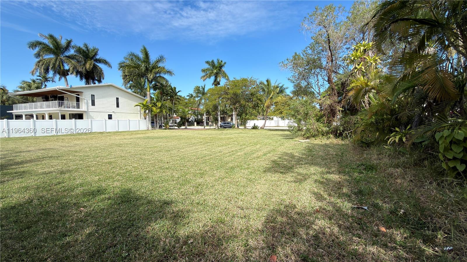 HOLLYWOOD LAKES SECTION - Land