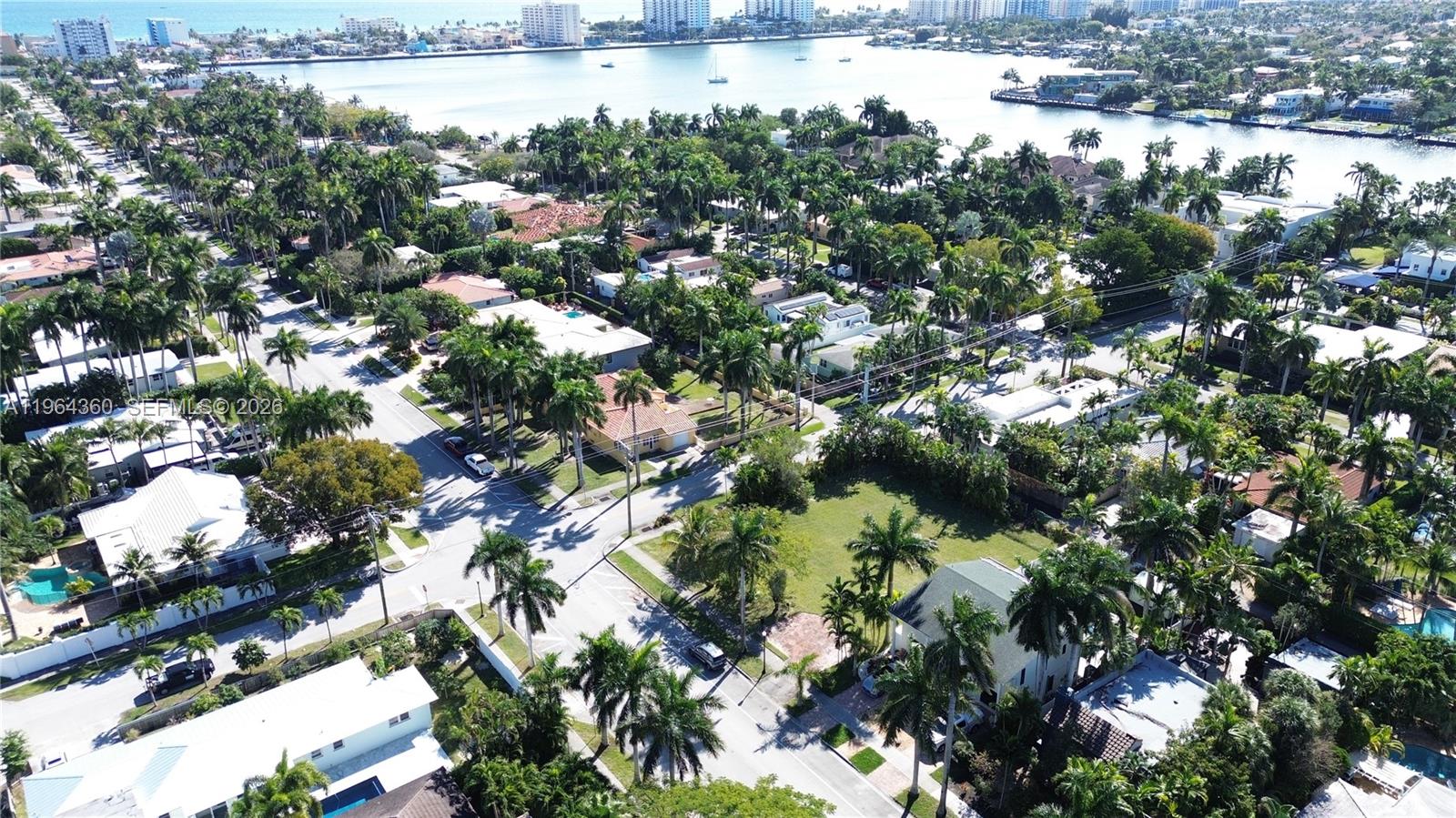 HOLLYWOOD LAKES SECTION - Land