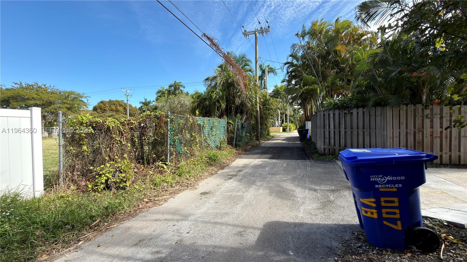 HOLLYWOOD LAKES SECTION - Land