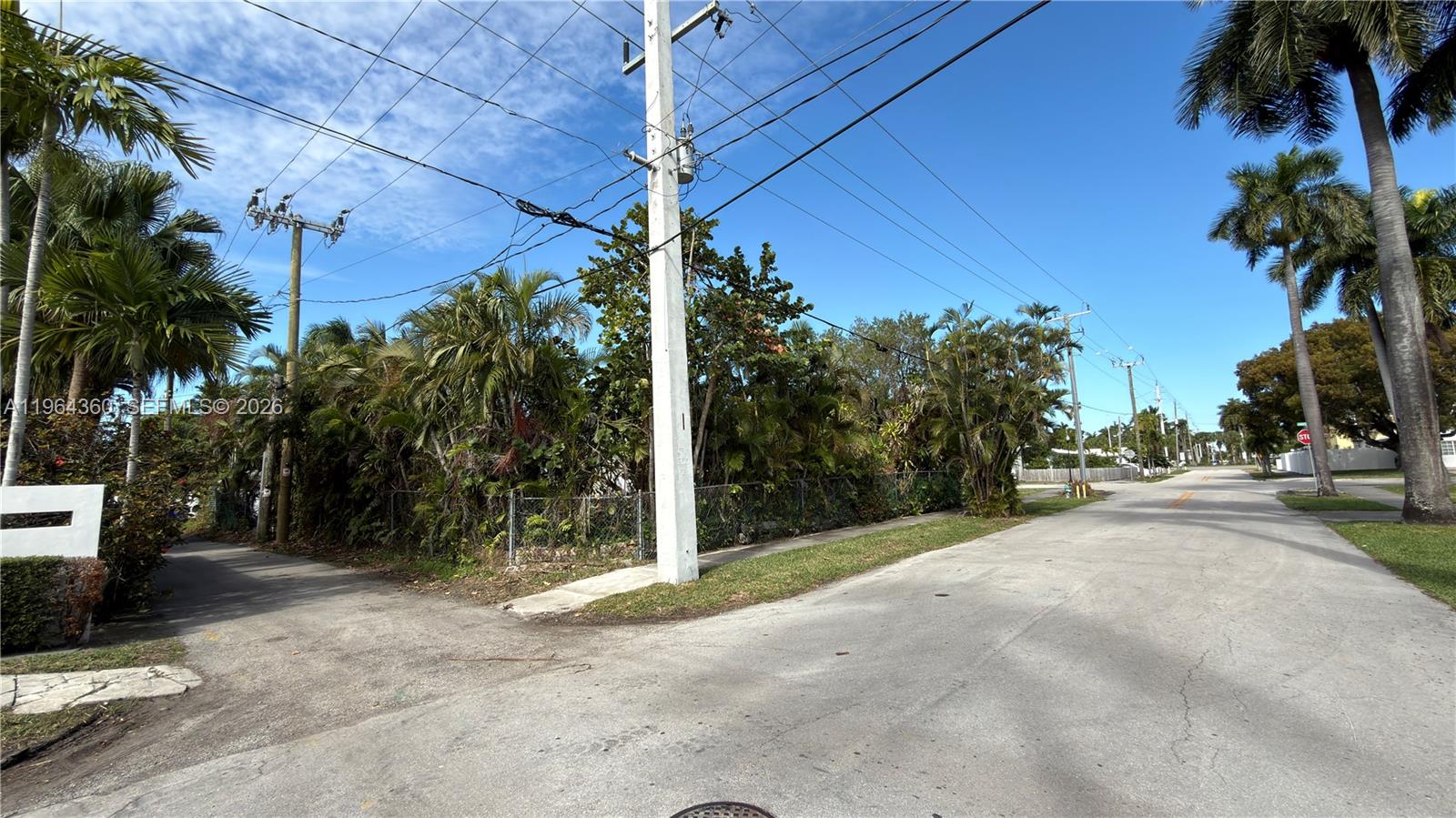 HOLLYWOOD LAKES SECTION - Land