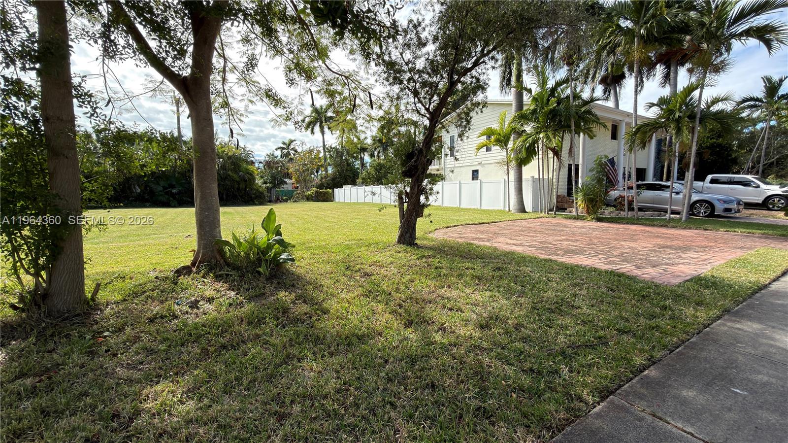 HOLLYWOOD LAKES SECTION - Land