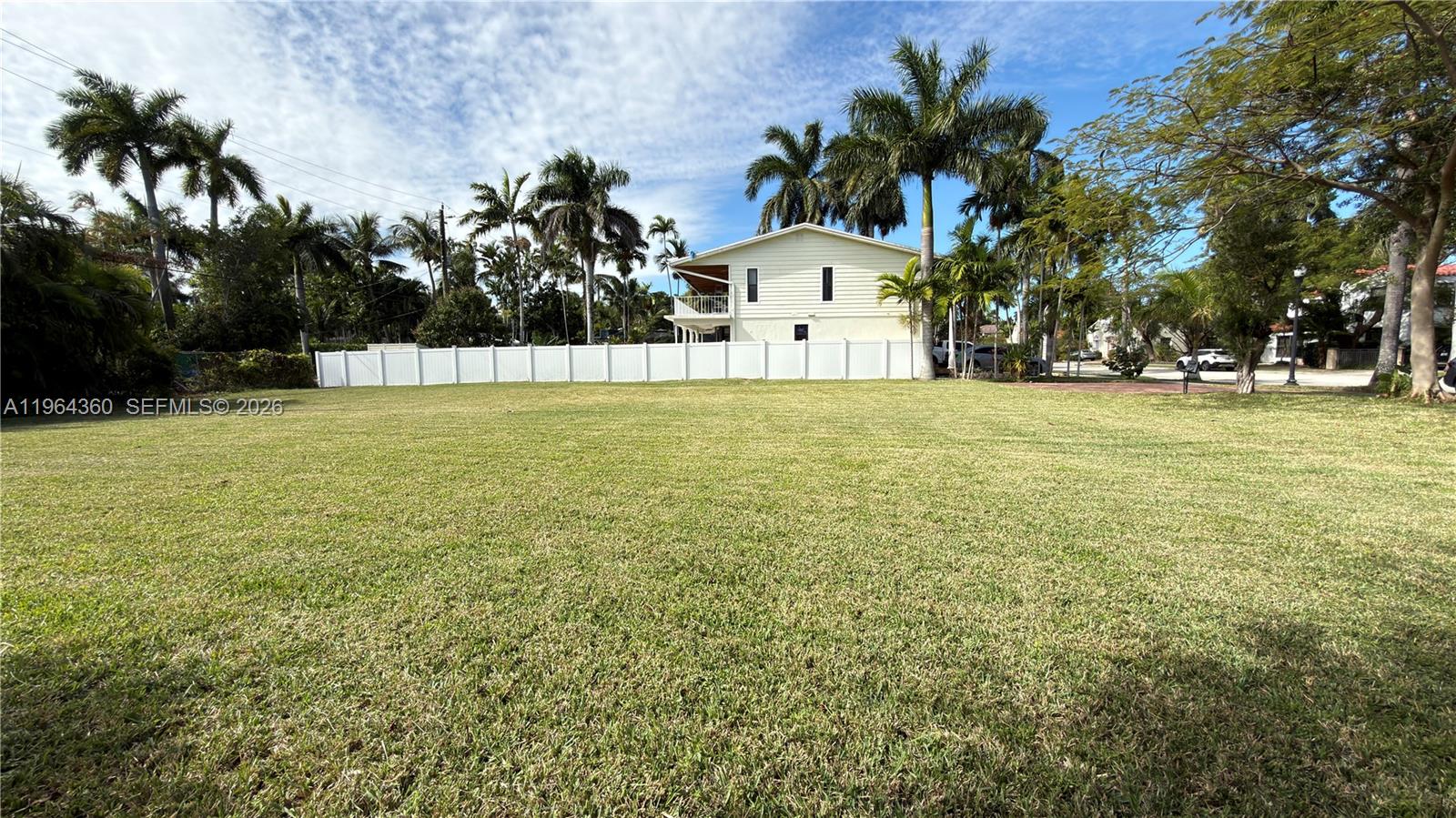 HOLLYWOOD LAKES SECTION - Land