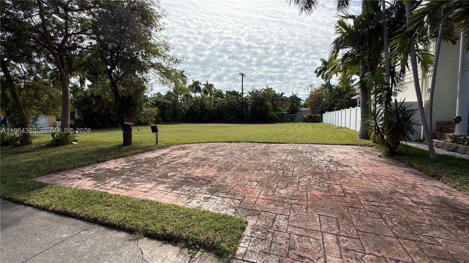 HOLLYWOOD LAKES SECTION - Land