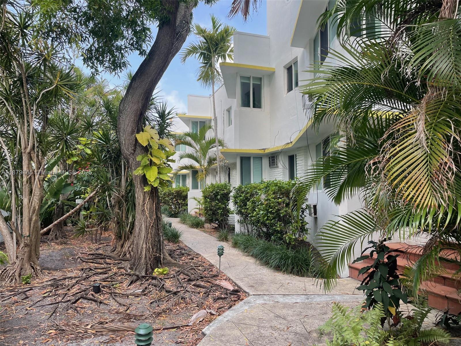 Charming 2 Bedroom 1 Bath Garden Type Apartment located in a quiet building and walking distance to restaurants, parks, golf course, and beaches. Easy to show. Call listing agent.