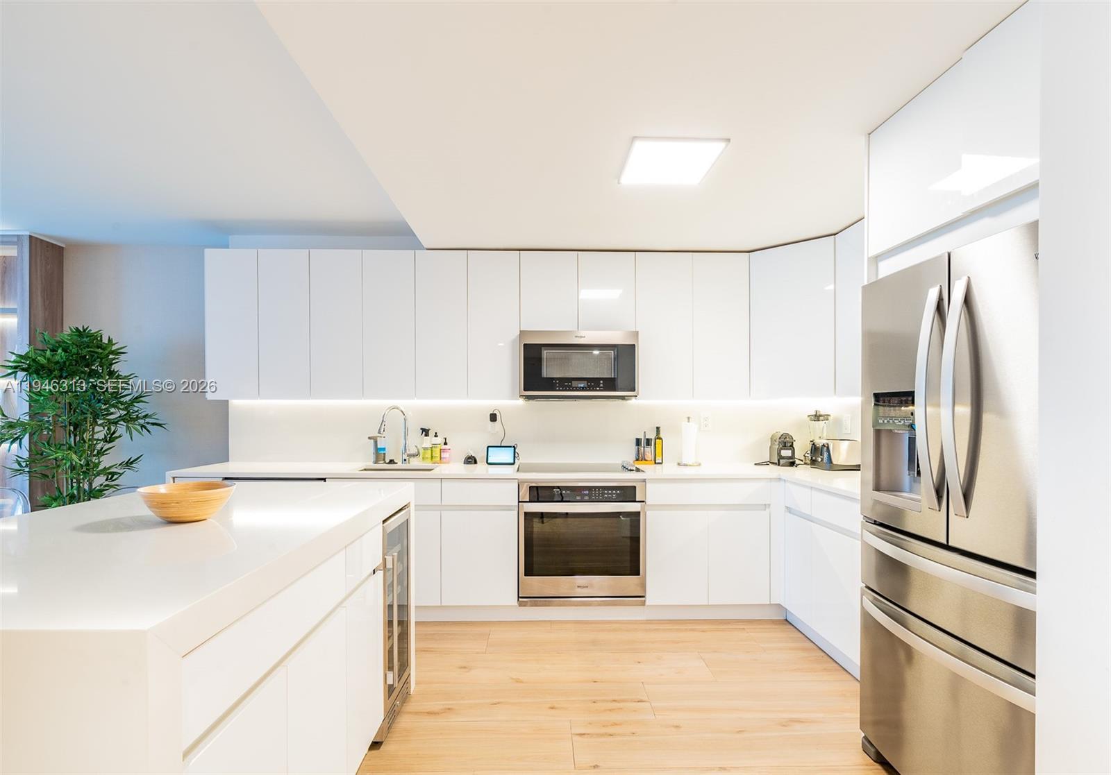 2301 Collins Ave 719