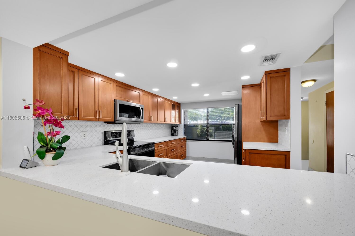 10000 NW 41st St 25