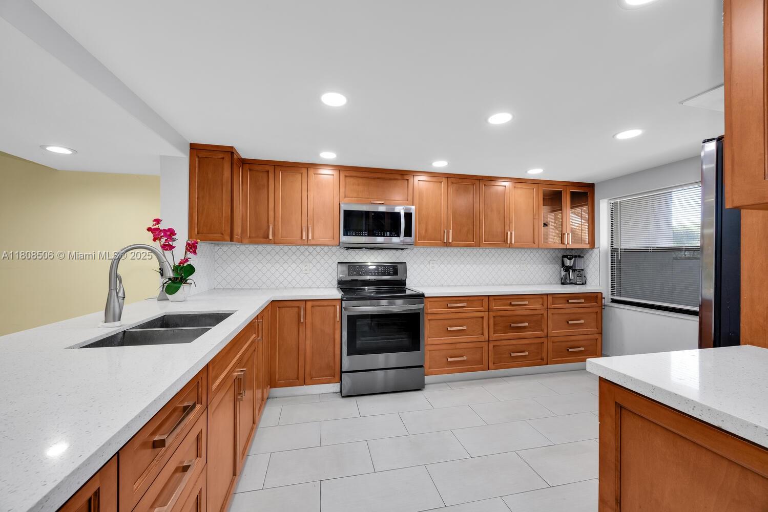 10000 NW 41st St 25