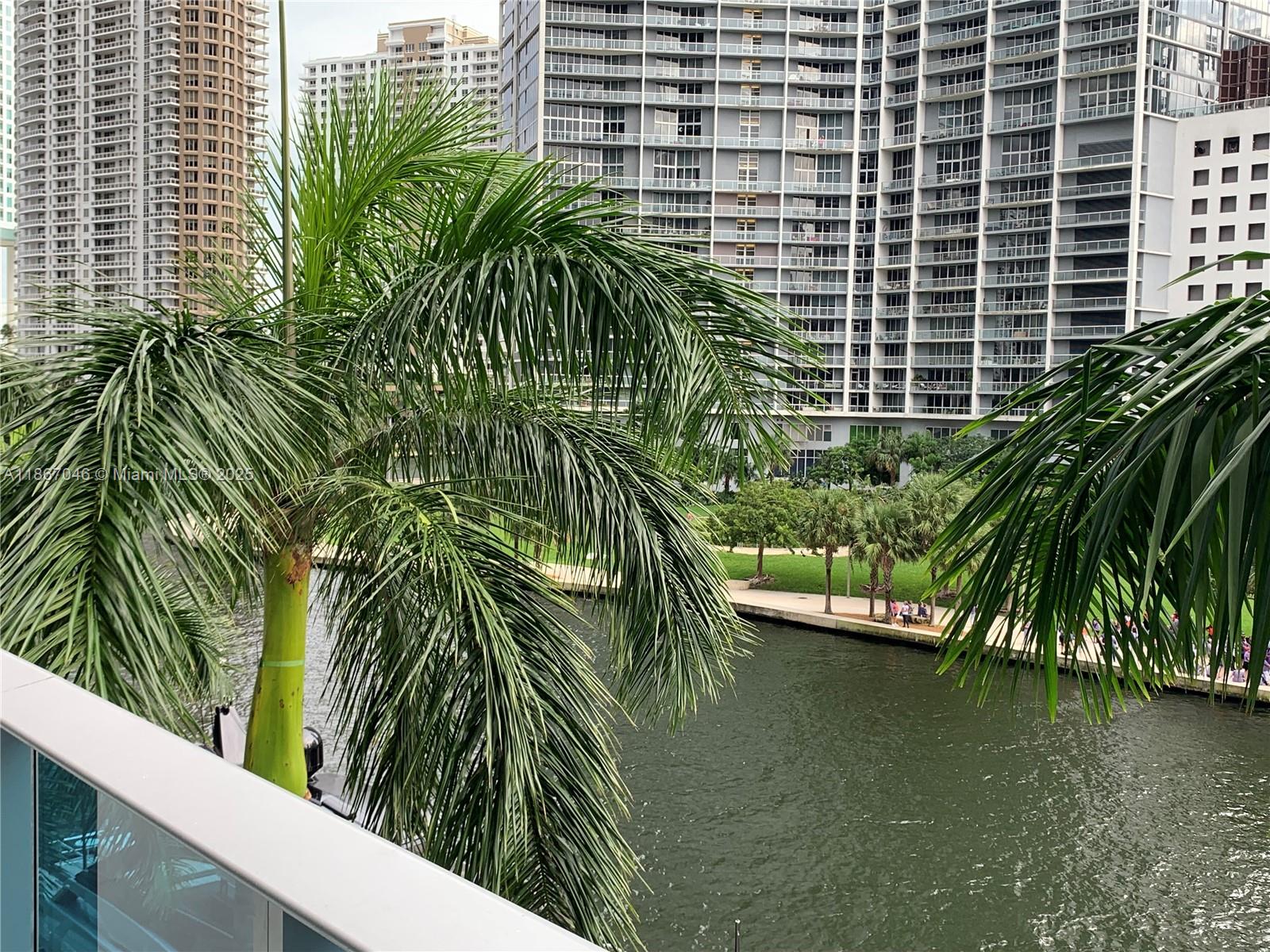 CAPTIVATING TWO FLOORS APT AT THE EXCLUSIVE EPIC RESIDENCE BUILDING WITH A RELAXING WATER VIEW. ENJOY THE FIVE STAR AMENITIES INCLUDING TOP OF THE ART FITNESS CENTER, THREE POOLS, SPA, ROOF , TOP TERRACE RESTAURANT AND FAMOUS ZUMA RESTAURANT AND BAR. BEST LOCATION AND VIBRANT LIFE STYLE. WALKINGIT DISTANCE TO WHOLE FOOD AND NEXT TO BRICKELL AREA, METRO MOVER AND BAYFRONT PARK. ASSIGNED PARKING SPACE SAME LEVEL OF THE UNIT. OWNER SAYS "SELL IT"!!!!