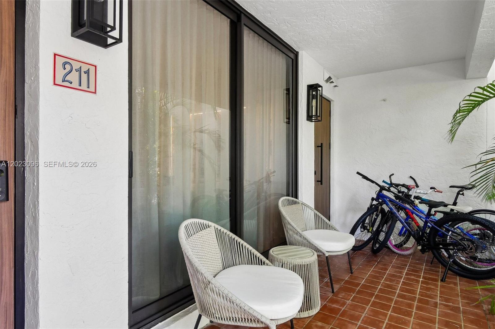 425 Grapetree Dr 211