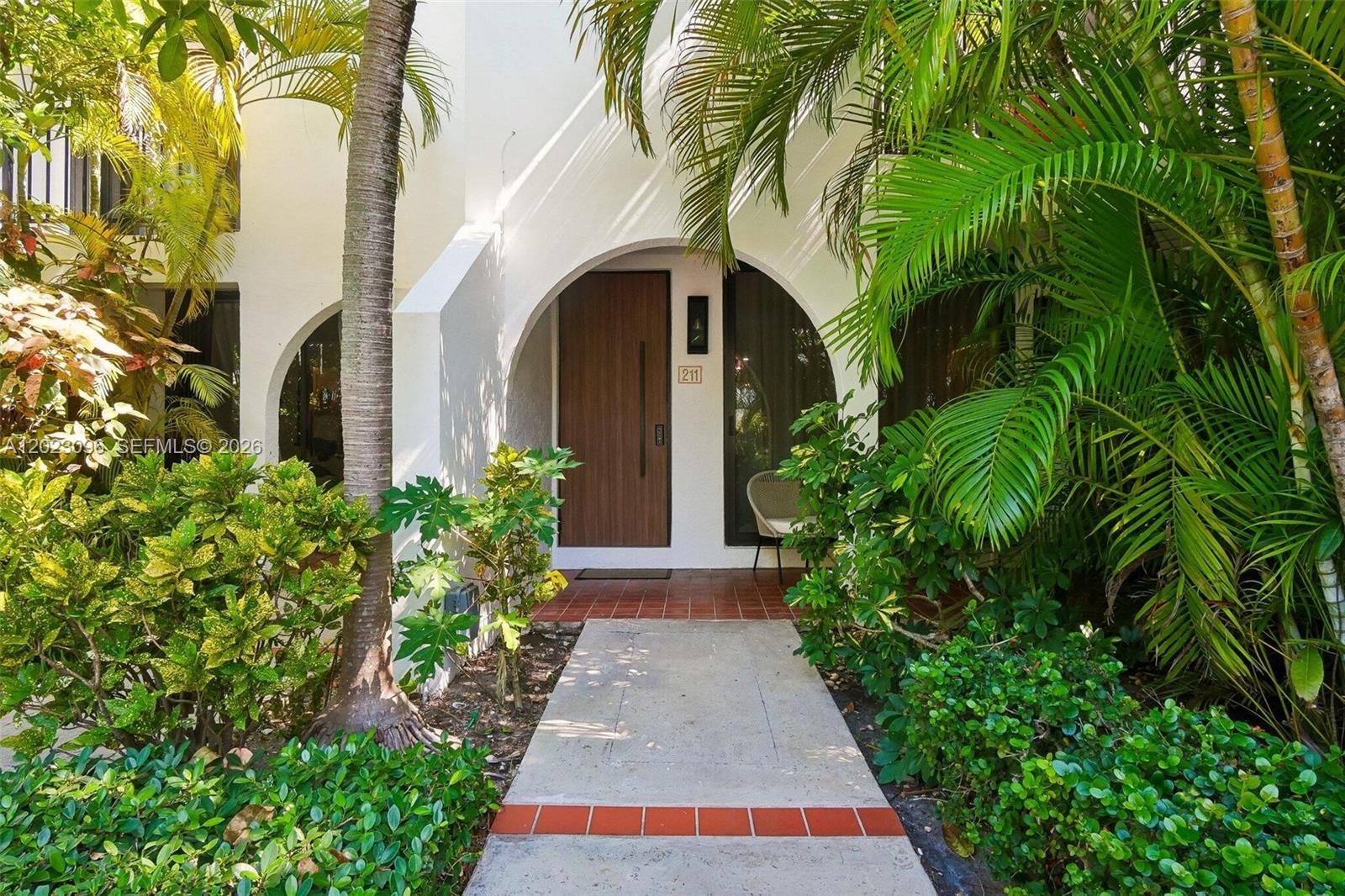 425 Grapetree Dr 211