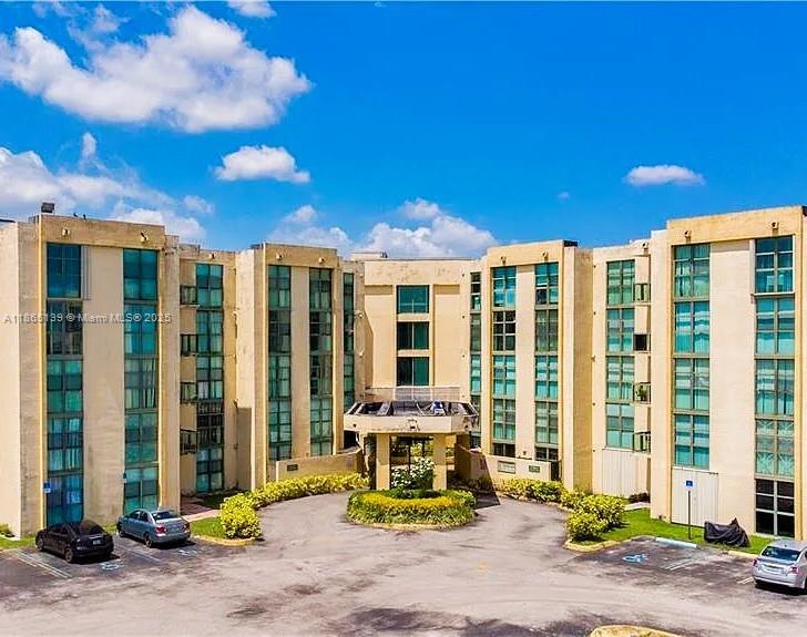 Great condo in a centric location, close to everything.
Text listing agent for appointments.