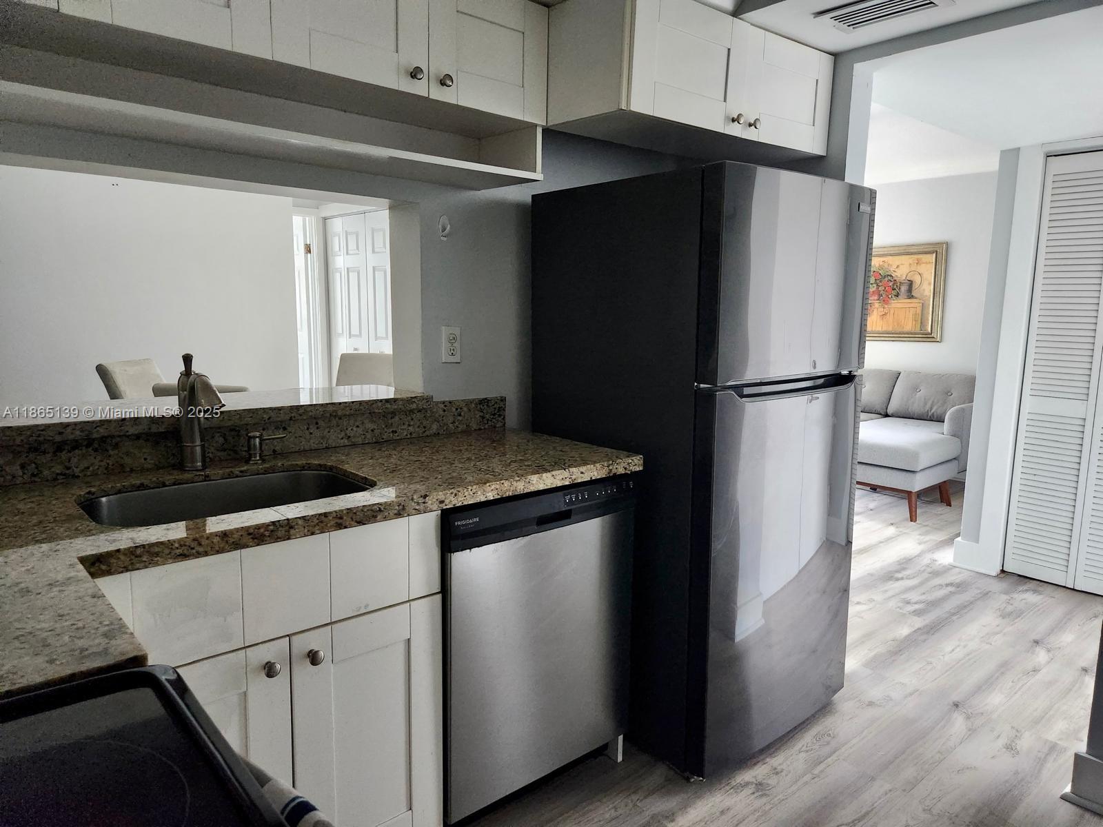 INTERNATIONAL PARK CONDO - Residential