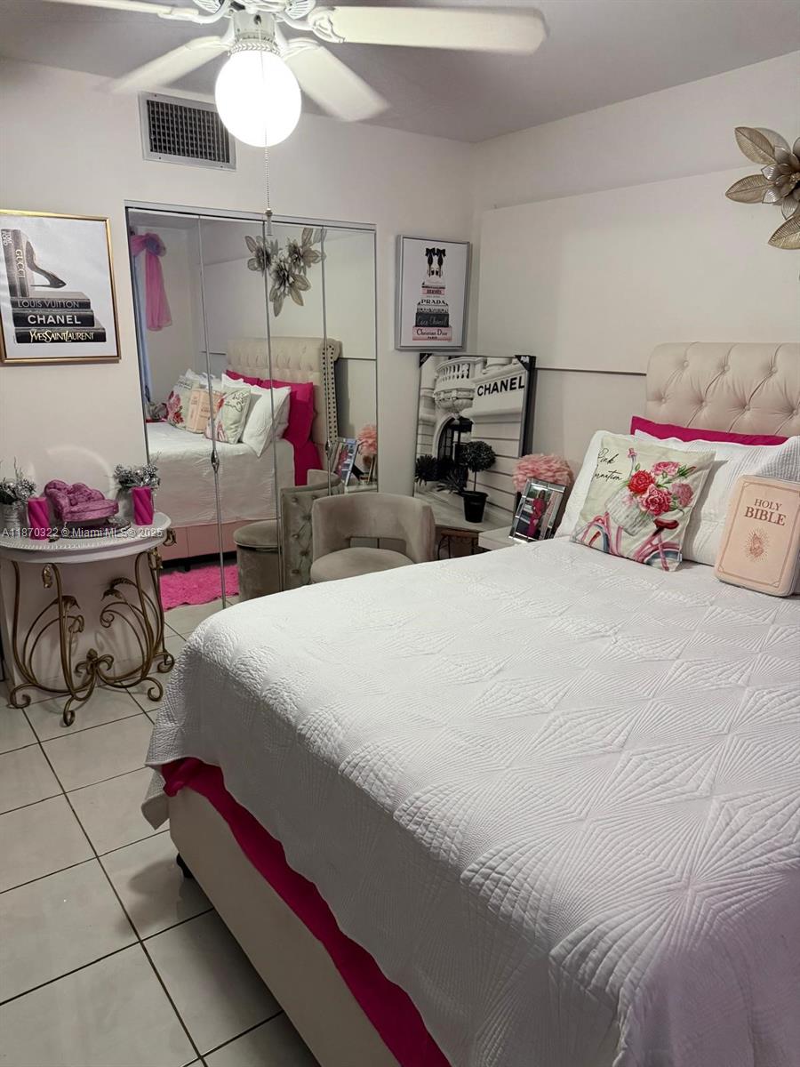 This Apartment is conveniently located near many shopping plazas in the center of Skylake. Many residents in the area thoroughly enjoy the convenience of having everything they need at walking distance living at jade winds.
This unit is a comfortable space of over 1000 square feet and more secluded than normal city living areas, perfect for those who want the convenience without the extra noise.