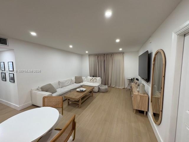 VENETIAN PALMS CONDO - Residential Lease