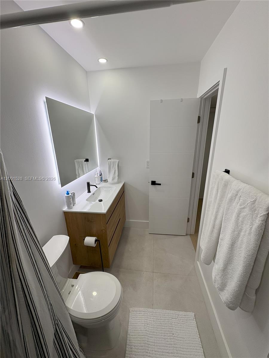 VENETIAN PALMS CONDO - Residential Lease