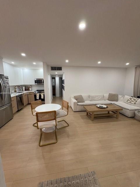 VENETIAN PALMS CONDO - Residential Lease