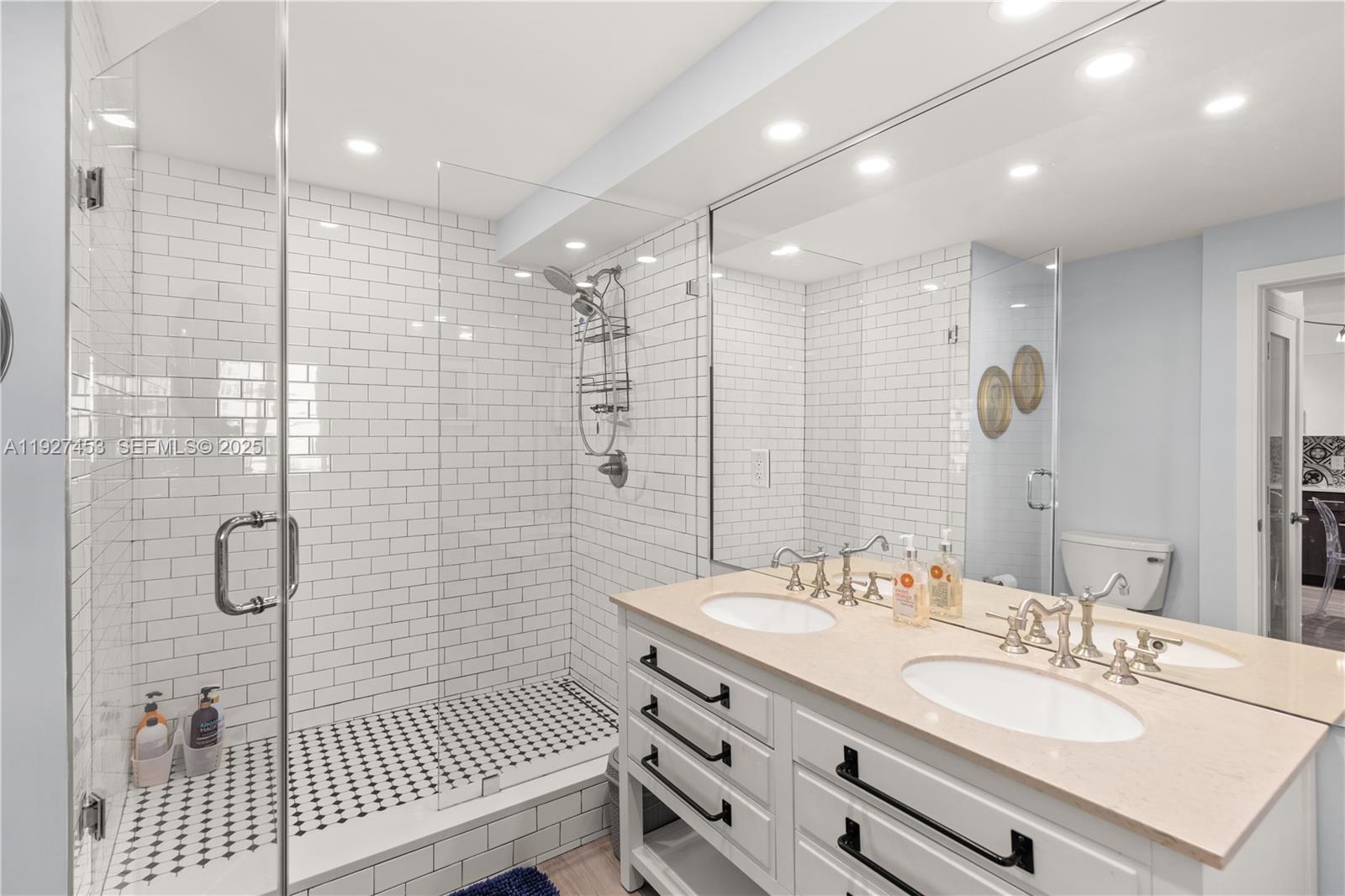 THE DECOPLAGE CONDO - Residential