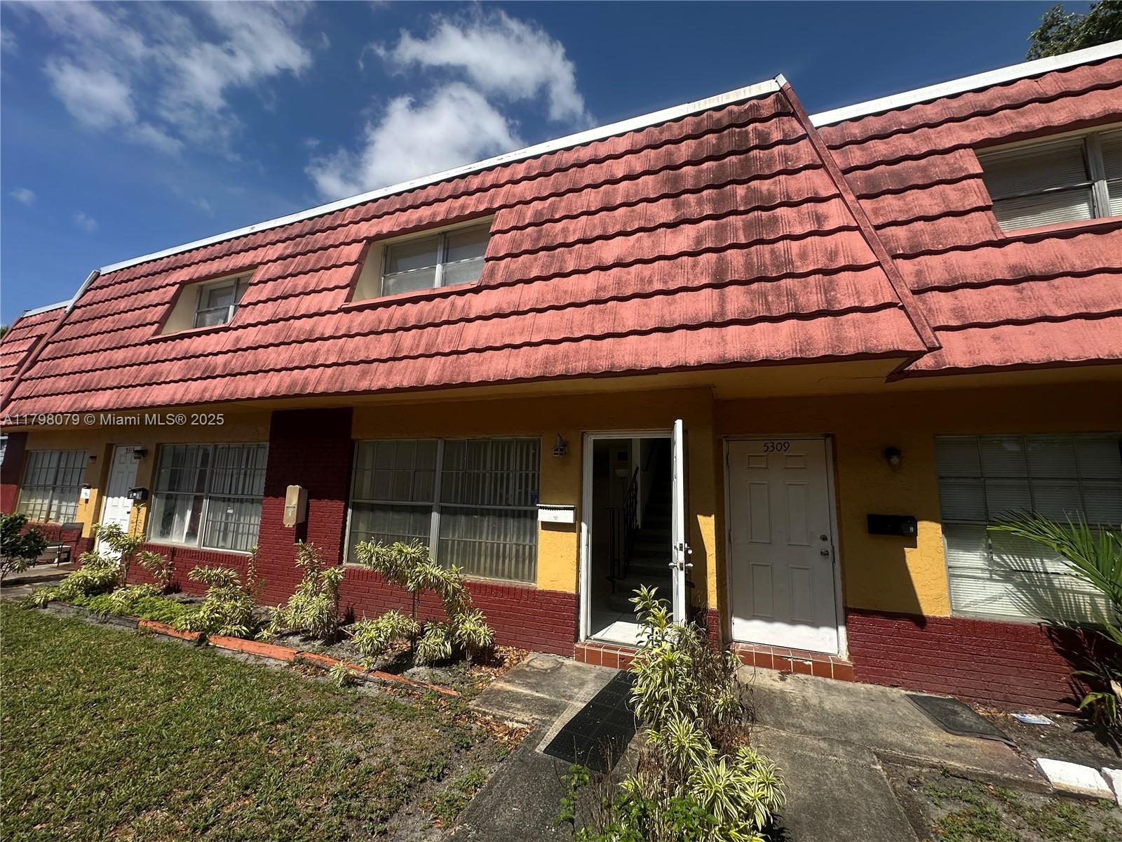 Rental Property at 5311 Nw 27th St 5C, Lauderhill, Miami-Dade County, Florida - Bedrooms: 2 
Bathrooms: 2  - $1,800 MO.