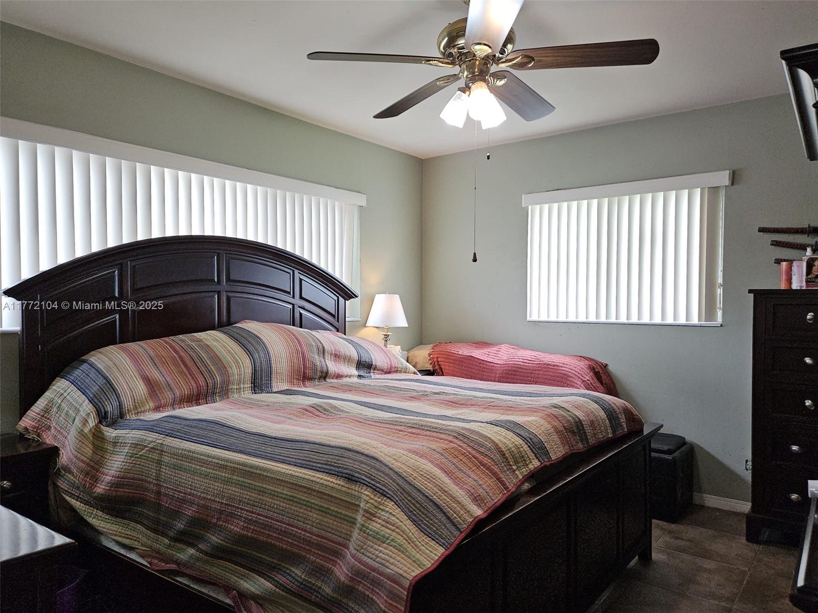 HOLLYWOOD HILLS - Residential