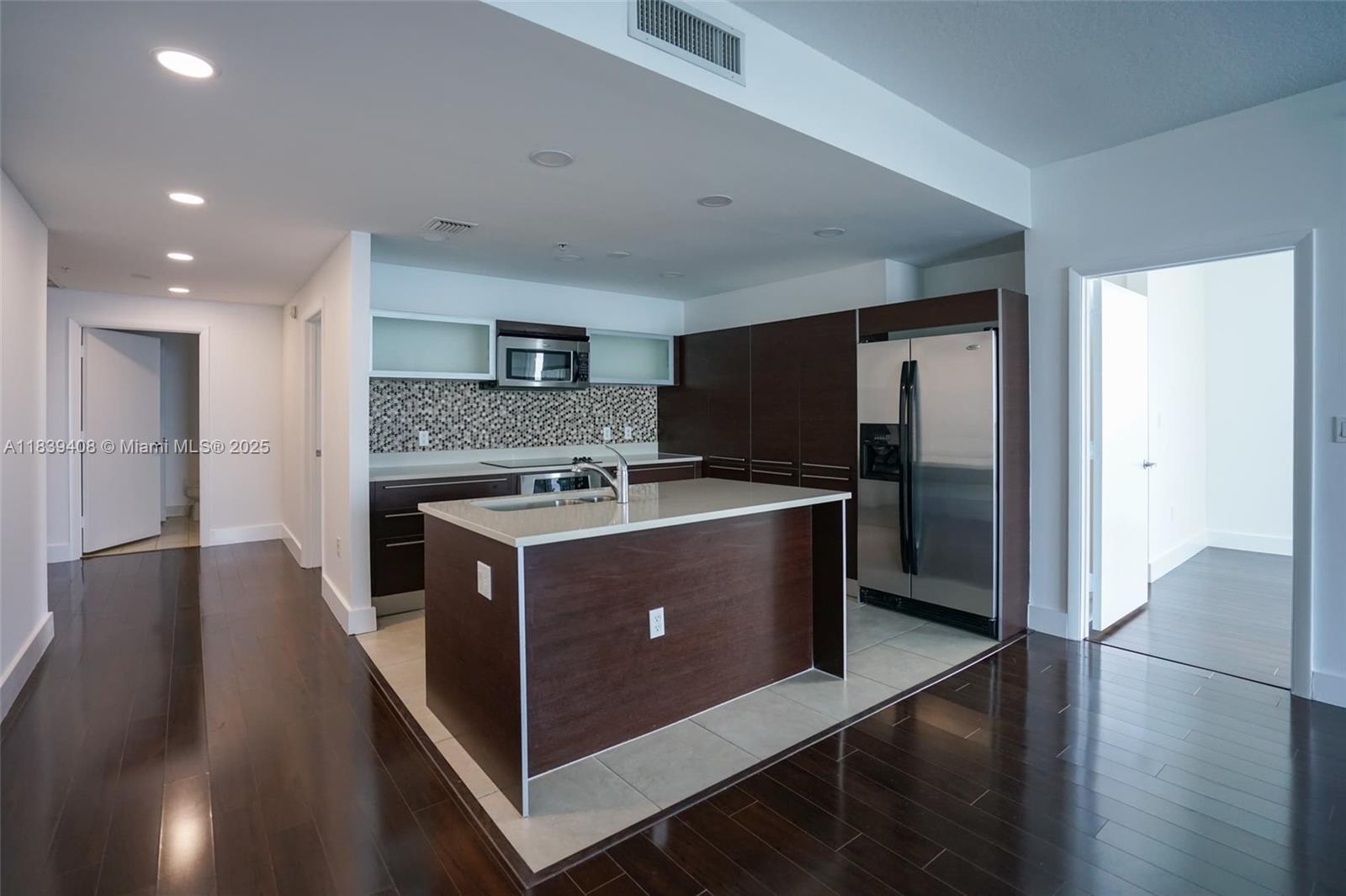 1900 N Bayshore Dr 3902