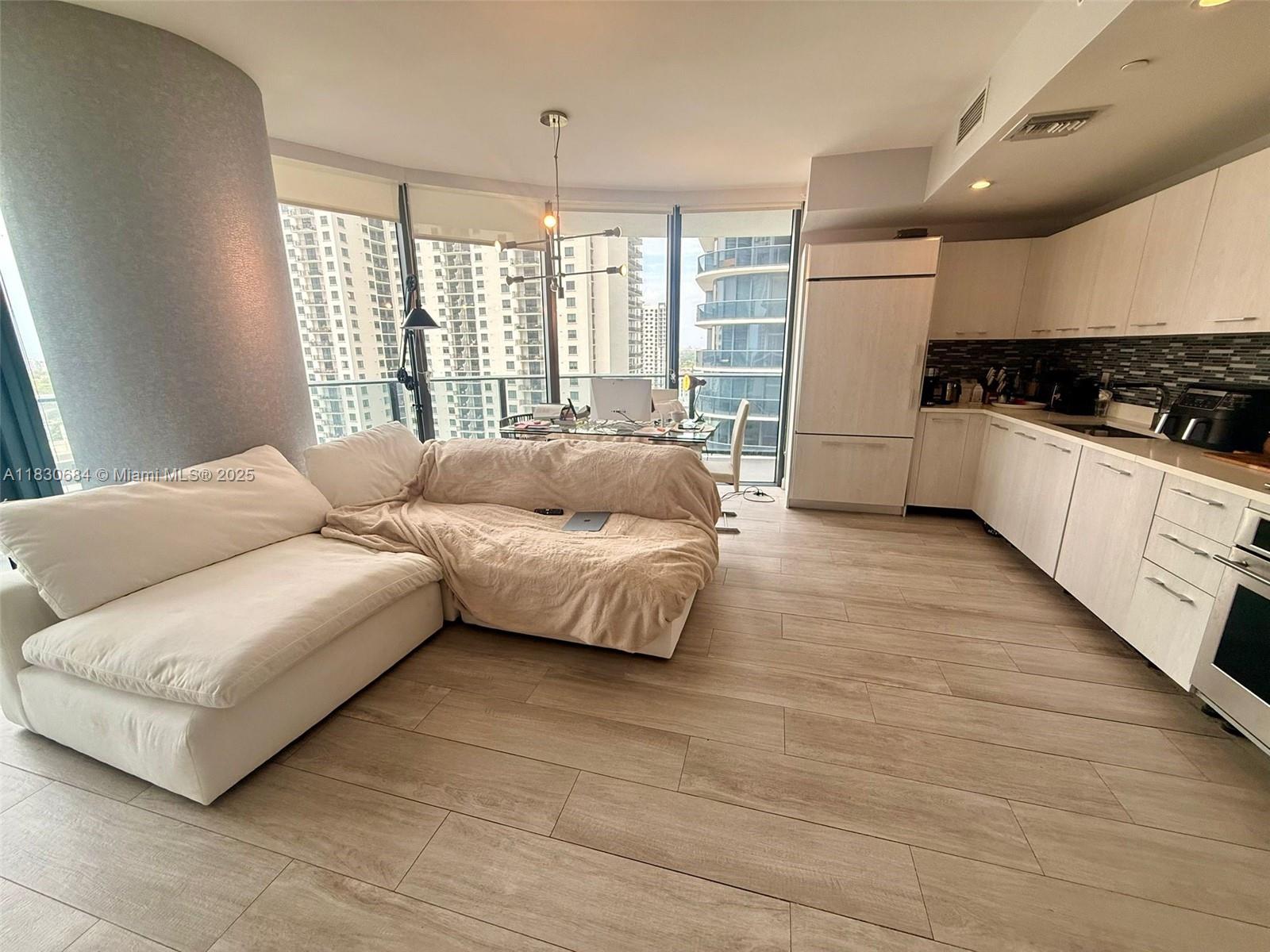 Spectacular 2-bed + den, 2-bath unit in Brickell Heights East with stunning East-facing city and bay views. Enjoy sleek porcelain floors, a modern kitchen, floor-to-ceiling windows, and a spacious balcony. Designed by Arquitectonica and David Rockwell, this residence offers top-tier amenities including two pools, jacuzzi, media room, business center, 24-hour security, valet, and concierge. Live in the heart of Brickell, steps from Brickell City Centre, Mary Brickell Village, and top dining spots. Minutes from Museum Park, Wynwood, Design District, and PAMM. A perfect blend of style and location!