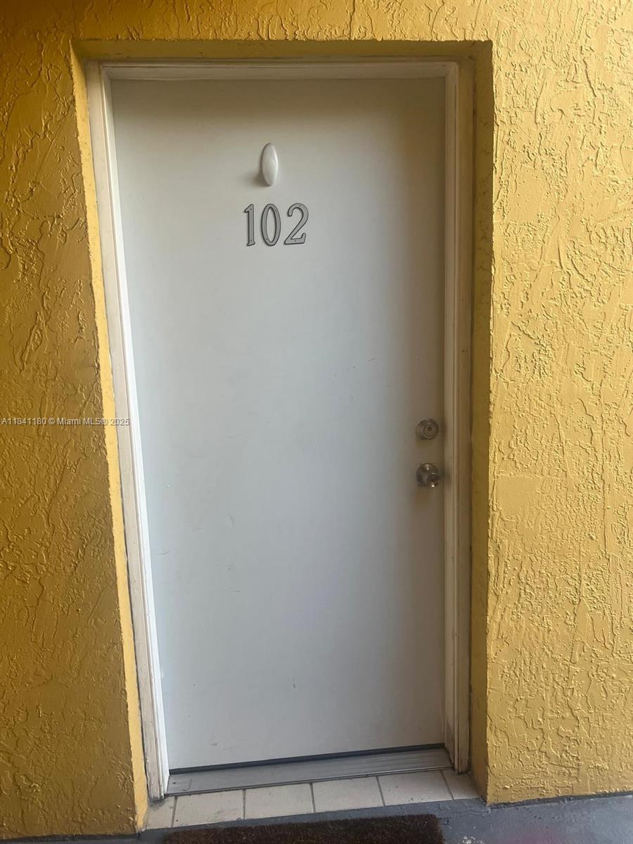 Extensive and confortable condo 1 bedroom & 1.5 bathroom with washer & dryer in unit. Water included. 1 assigned parking space, possibility to rent another y plenty of visitors. Close to FIU. Secured community with cameras and patrolling. Amenities include a swimming pool, a children playground, a dogs' park, a lake, green areas and a clubhouse. Fast approval, association allows rush!