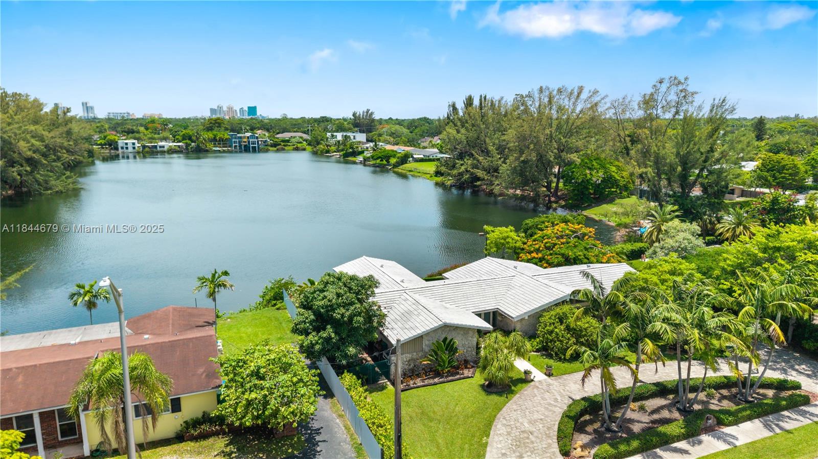 BLUE LAKE - Residential