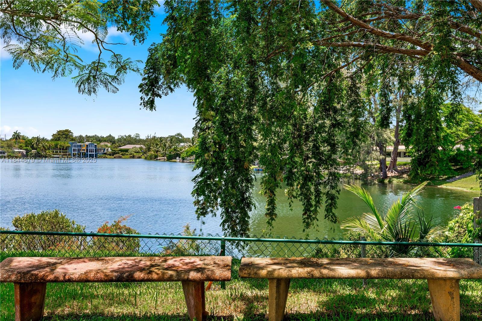 BLUE LAKE - Residential