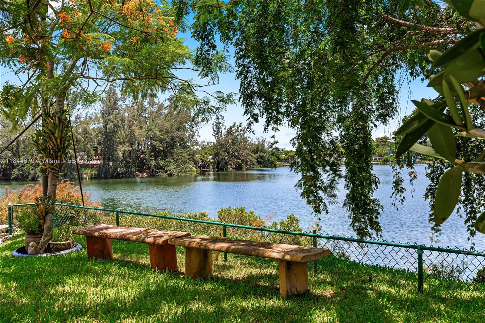 BLUE LAKE - Residential