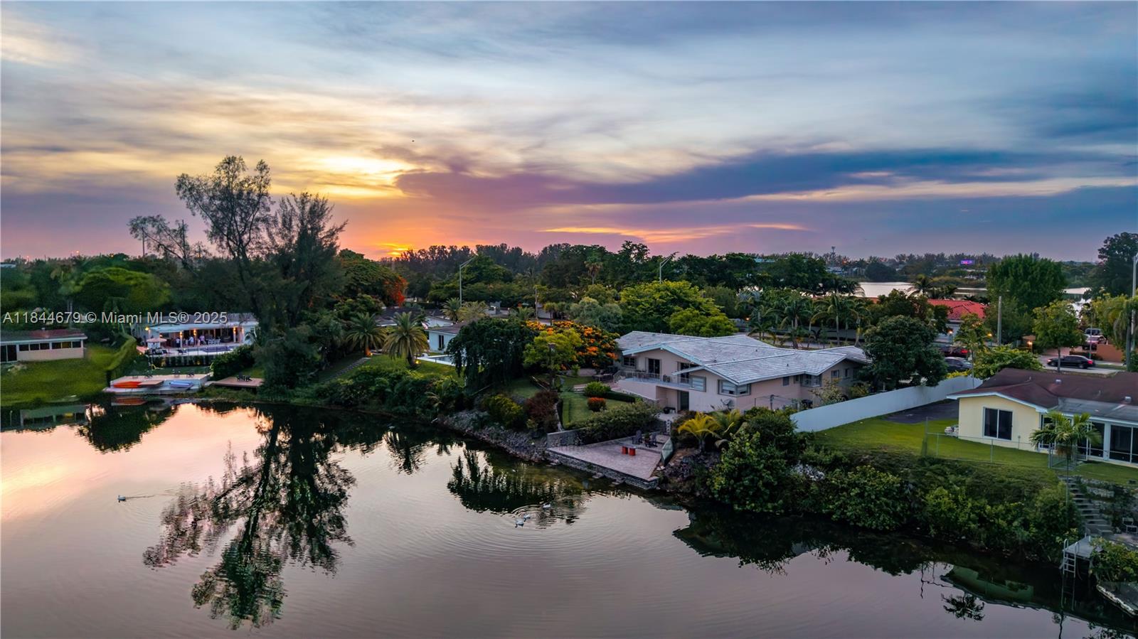 BLUE LAKE - Residential
