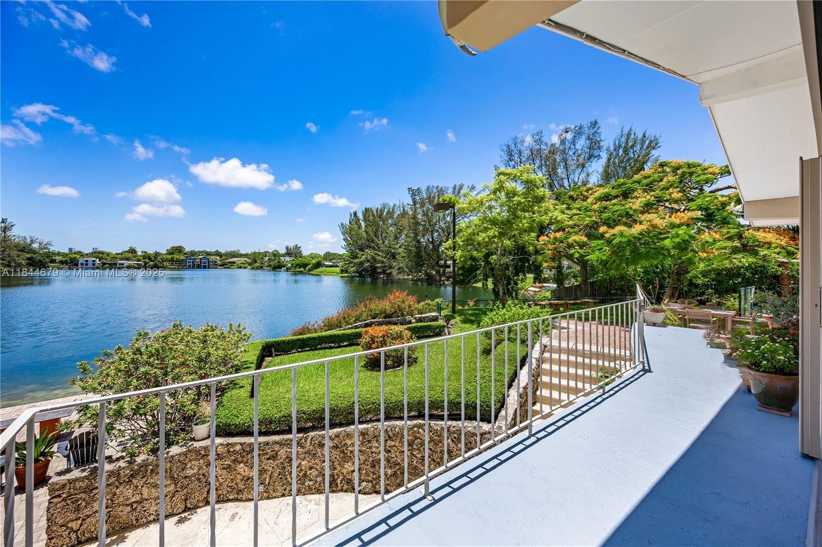 BLUE LAKE - Residential