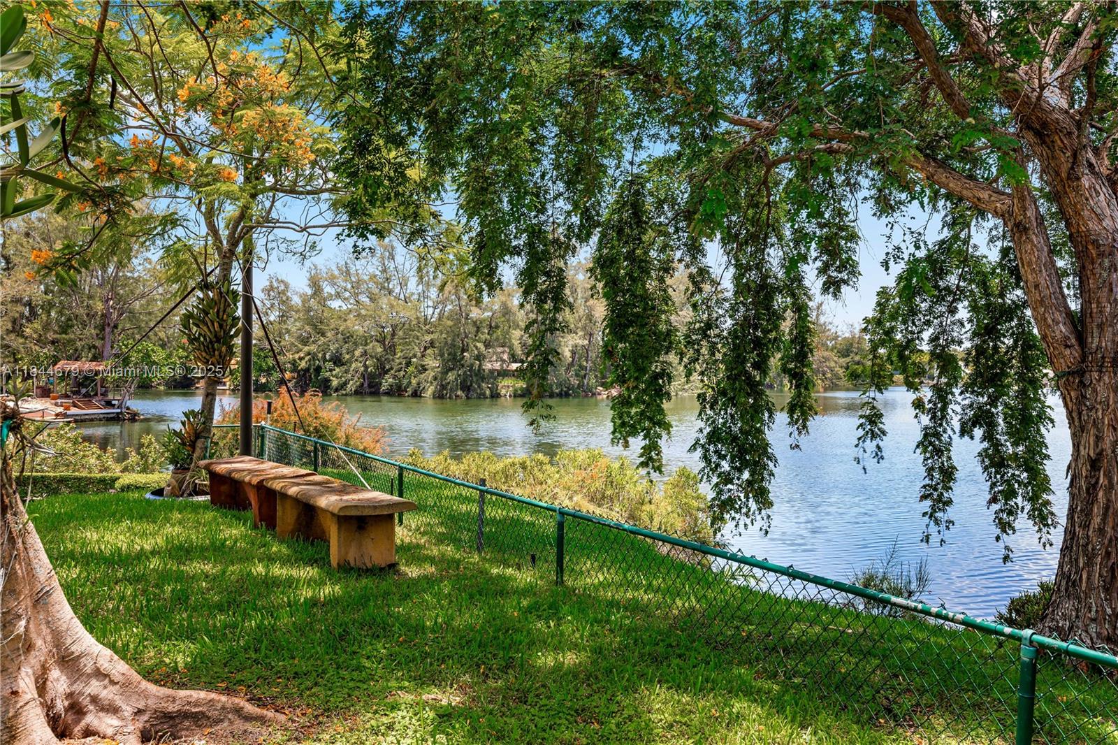 BLUE LAKE - Residential