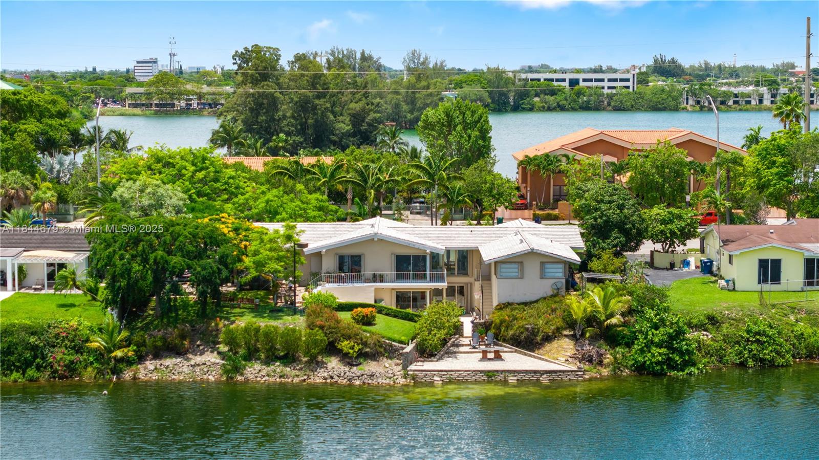 BLUE LAKE - Residential