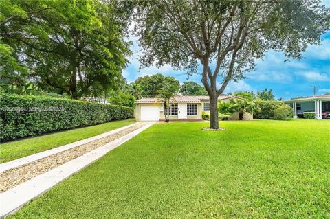 Tiny photo for 1065 NE 120th St, Biscayne Park, FL 33161 (MLS # A12004654)