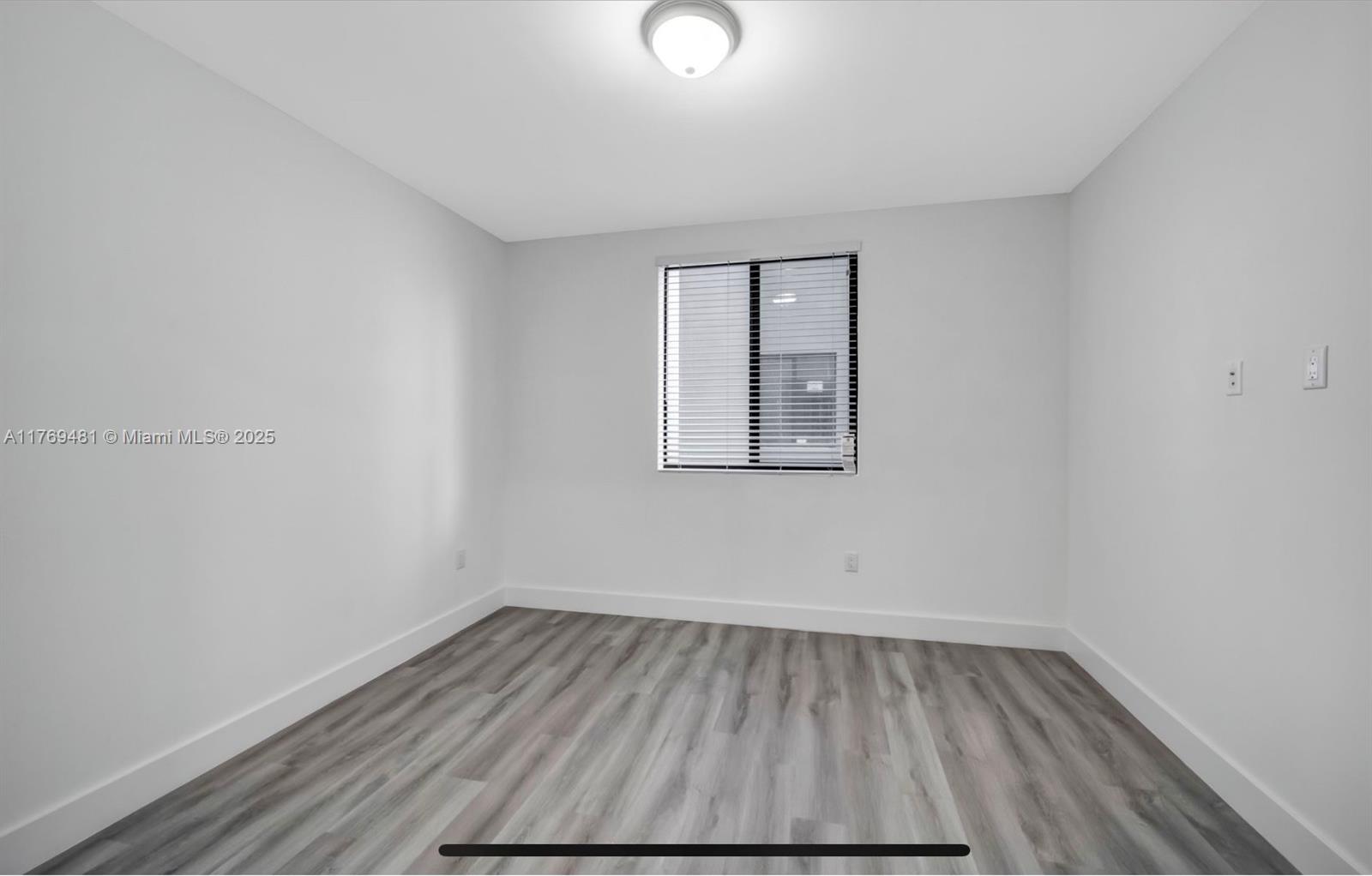 859 E 24th St 404