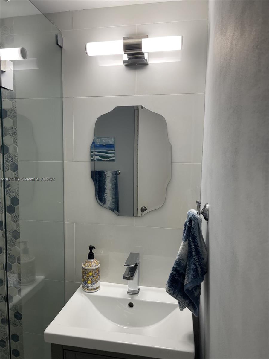 PINES OF DELRAY NORTH CON - Residential Lease