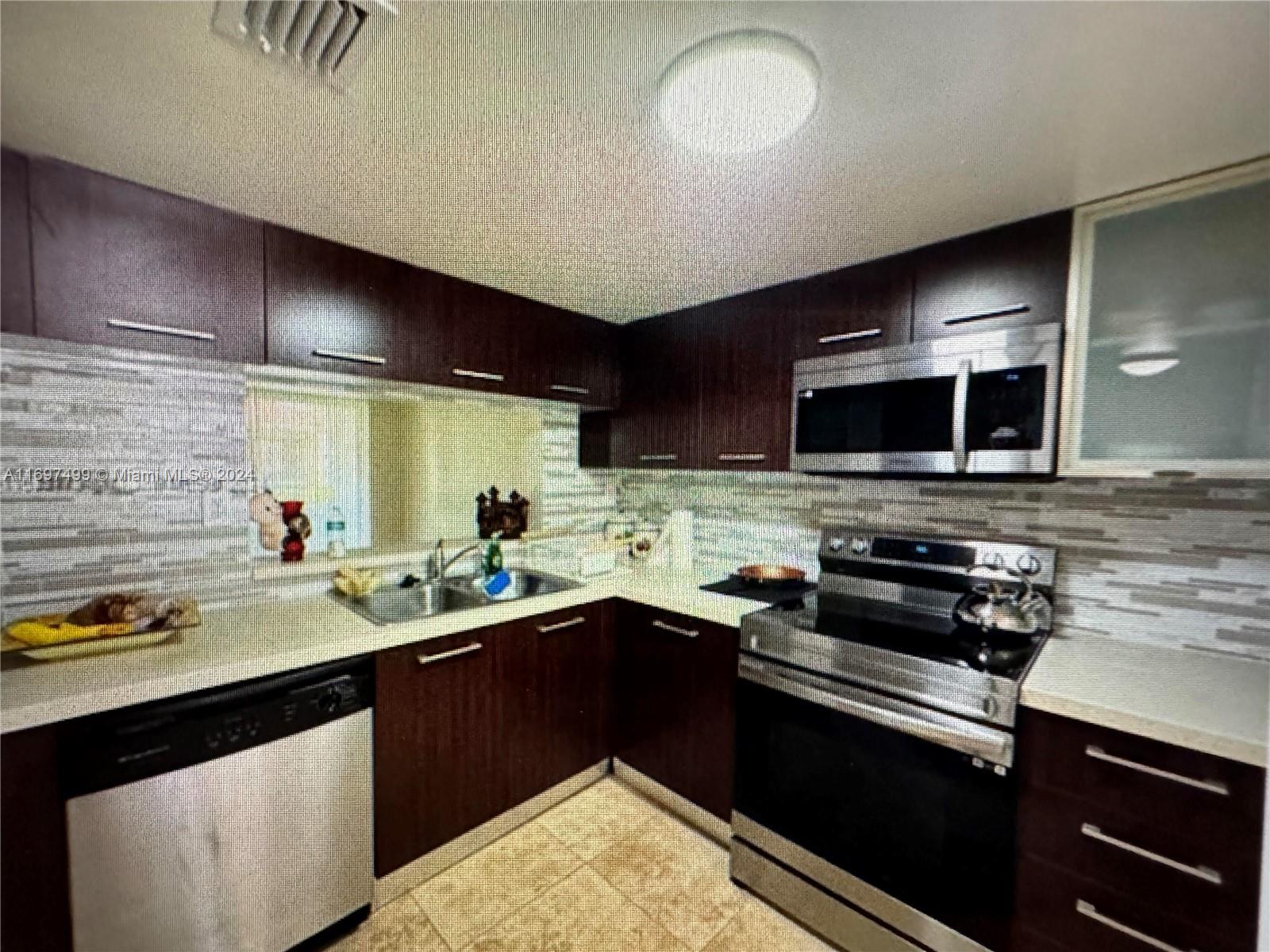 BEAUTIFUL TOWNHOUSE COMPLETELY REMODELED, 3/3 IN PLANTATION, IN FRONT OF CENTRAL PARK.