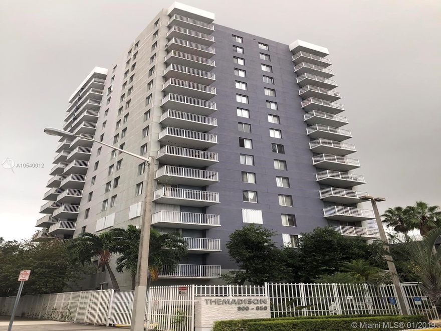 Completely renovated 2/2 condo in Downtown Miami. Large unit with granite counter tops, stainless steel appliances, and updated bathrooms. Completely repainted, professionally cleaned, and ready to move in right away. The views of Downtown Miami, AAA Arena, Port of Miami, pool and tennis court in this unit are just absolutely amazing! Building offer 24 security, gated entry, gym, library and cyber cafe. Very secure building with all the amenities you expect. Come rent this unit today with the perfect landlord! Only 1st & Security to move in! Easy approval process. Call L/A today for more information!