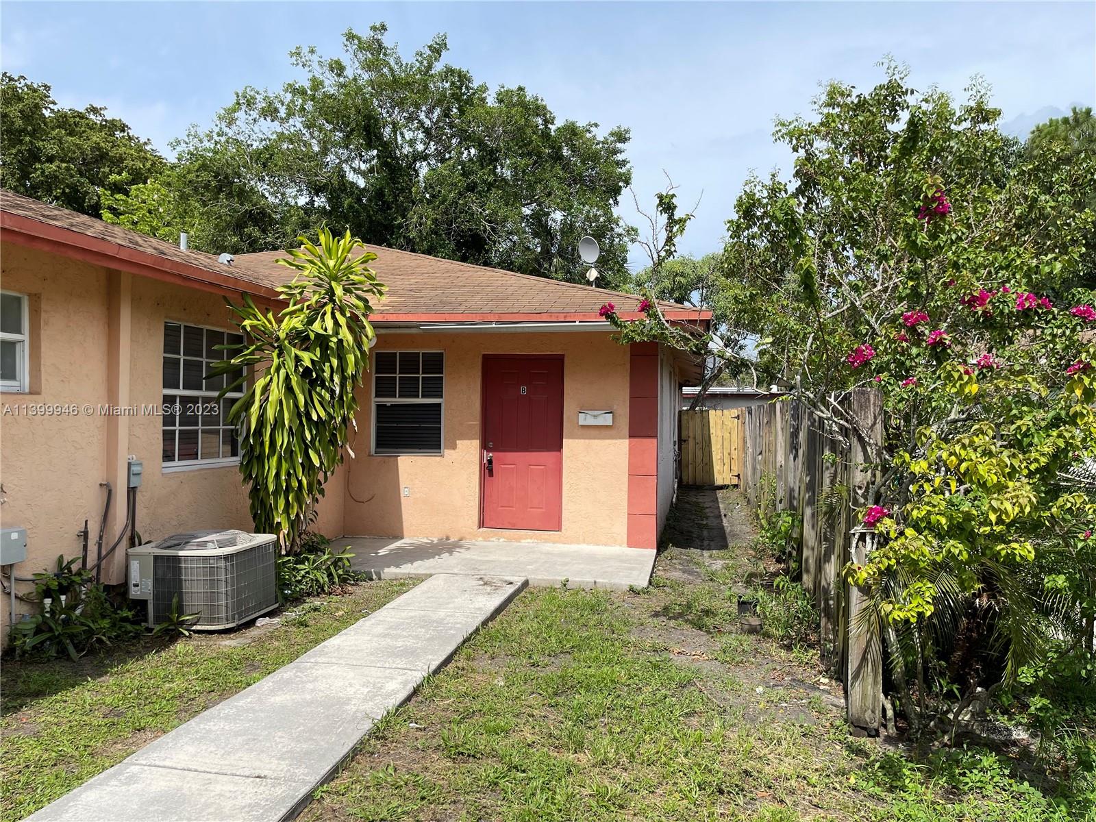 JUST LIKE A LARGE SINGLE HOME, HUGE 4 BEDROOMS 3 BATHROOM, NEWLY RENOVATED, BRAND NEW FLOORS, STAINLESS STEEL APPLIANCES, GRANITE COUNTERTOPS, 2 MASTER BEDROOMS, WONDERFUL FENCED BACKYARD, LOCATED IN PROGRESSO BY TRENDY WILTON MANORS, 5 MINUTES RIDE TO BEAUTIFUL LAS OLAS AND TO GOLDEN FORT LAUDERDALE BEACH.
, SHOPPING AND ALL MAJOR HIGHWAYS
**********THIS IS A MUST SEE***********