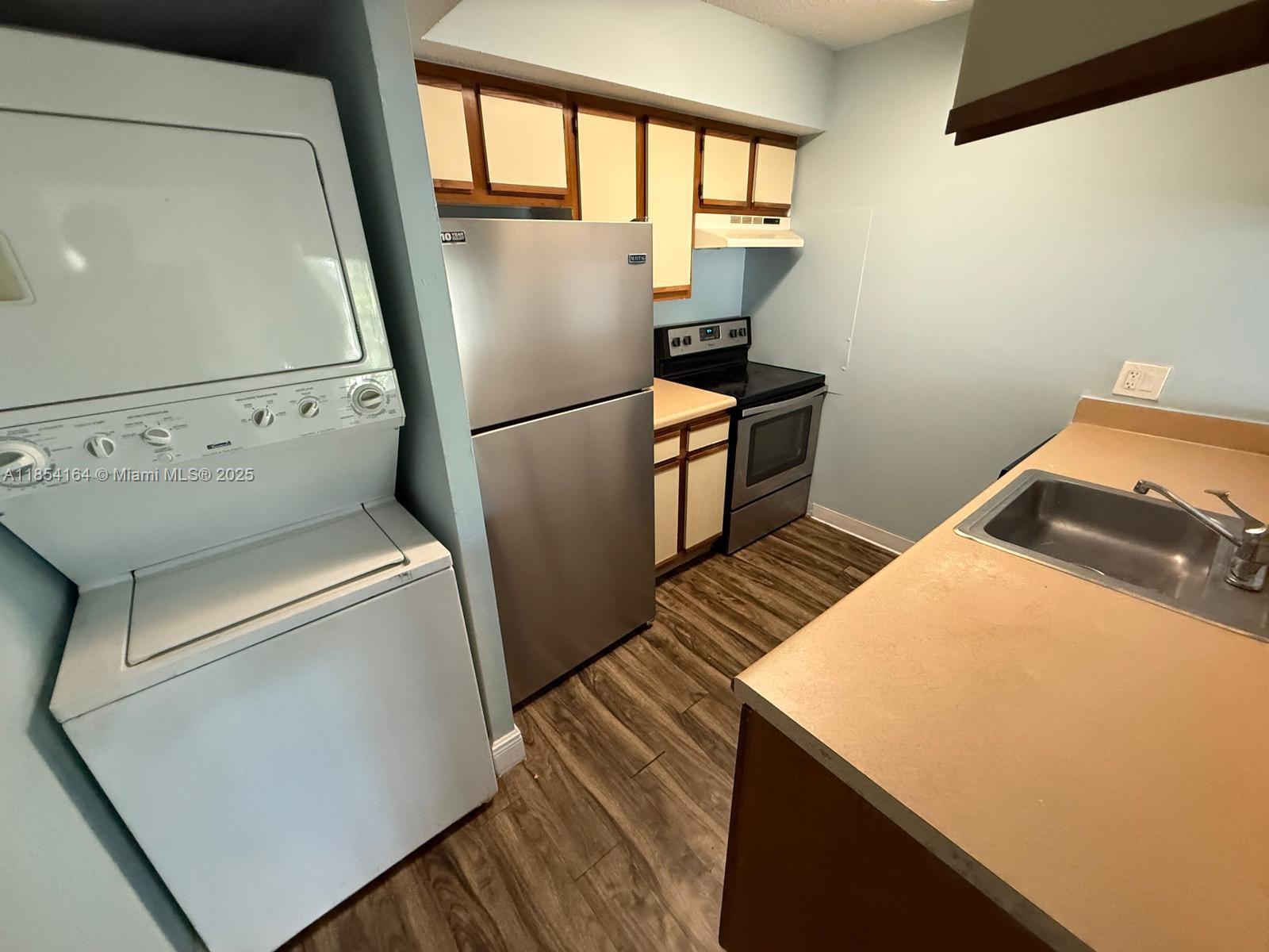 GREAT 1 BED 1 BATH APARTMENT FOR RENT. UNIT WITH BALCONY AND WASHER AND DRYER IN THE UNIT.
BEAUTIFULL CONDOMINIUM WITH AMENITIES, POOL TENNIS AND MORE. SCHEDULE A SHOWING AND RENT IT TODAY!