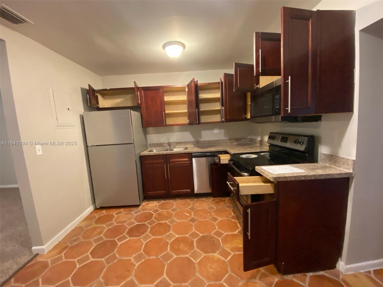 128 SW 7th Ter, Hallandale Beach, FL, 33009/$383,000 4 128 SW 7th Ter