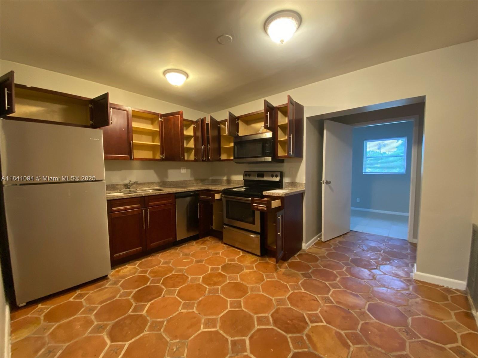 128 SW 7th Ter, Hallandale Beach, FL, 33009/$383,000 3 128 SW 7th Ter