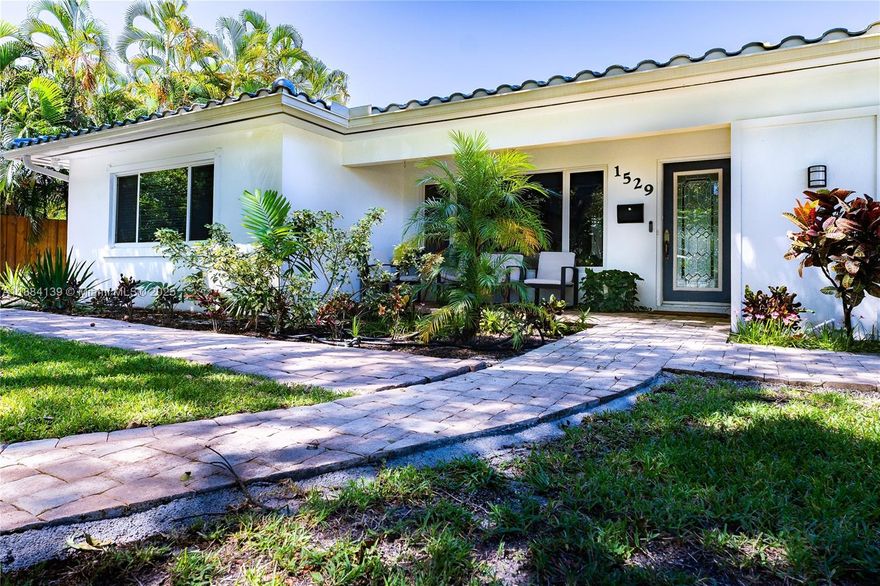 "Live in the perfect location! This spacious and furnished 4-bedroom, 3.5-bathroom house in a desirable neighborhood, surrounded by magnificent trees and lush greenery, creates a natural and pleasant environment. Close to The Galleria Mall, Coral Ridge Mall and AMC Movie Theater to Hugh Taylor Birch State Park, great for biking, kayaking, and running in the natural setting. close to Holy Cross Hospital. wonderful beach, Las Olas Blvd
 Publix to George English Park (Tennis, Pickleball, Baseball field, kayaking, dock) and Bayview Elementary School. This house offers the convenience of being close to everything you need for family or work, and includes your pet
 This house is ideal for families and corporations looking for a temporary space for a year.