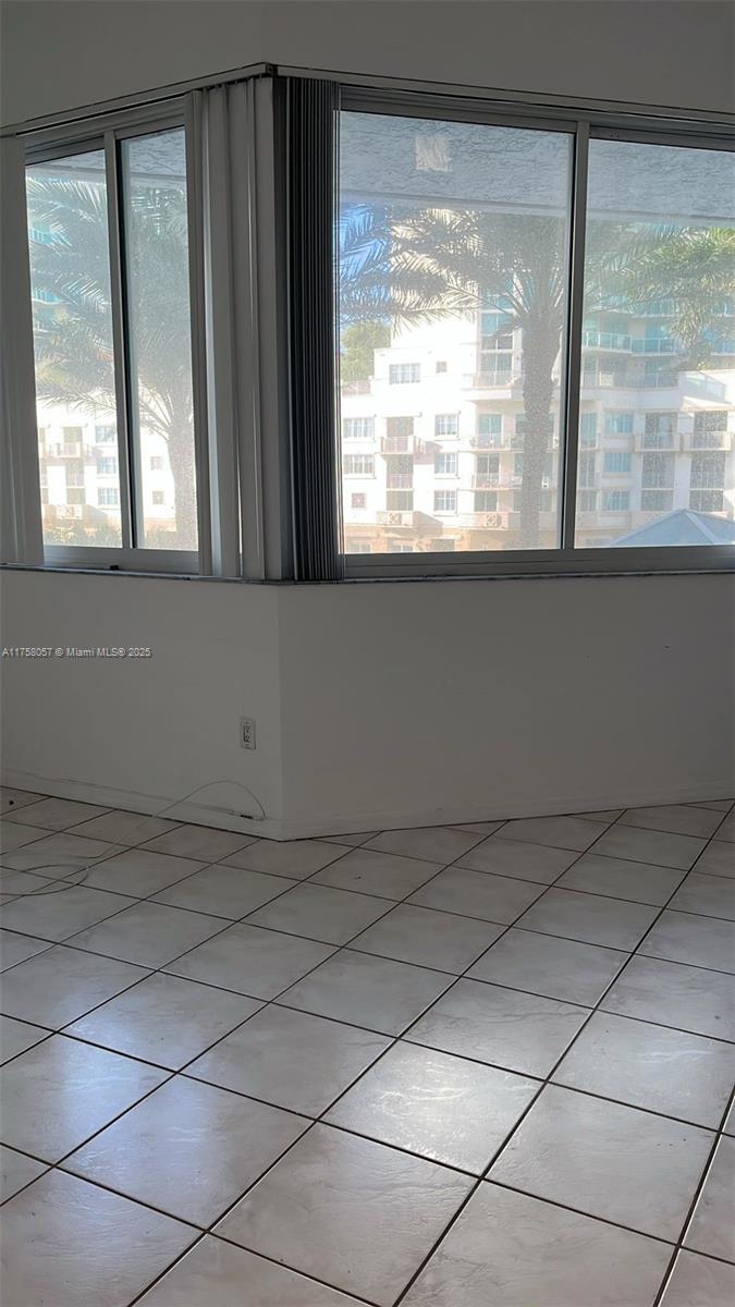 16400 Collins Ave C21