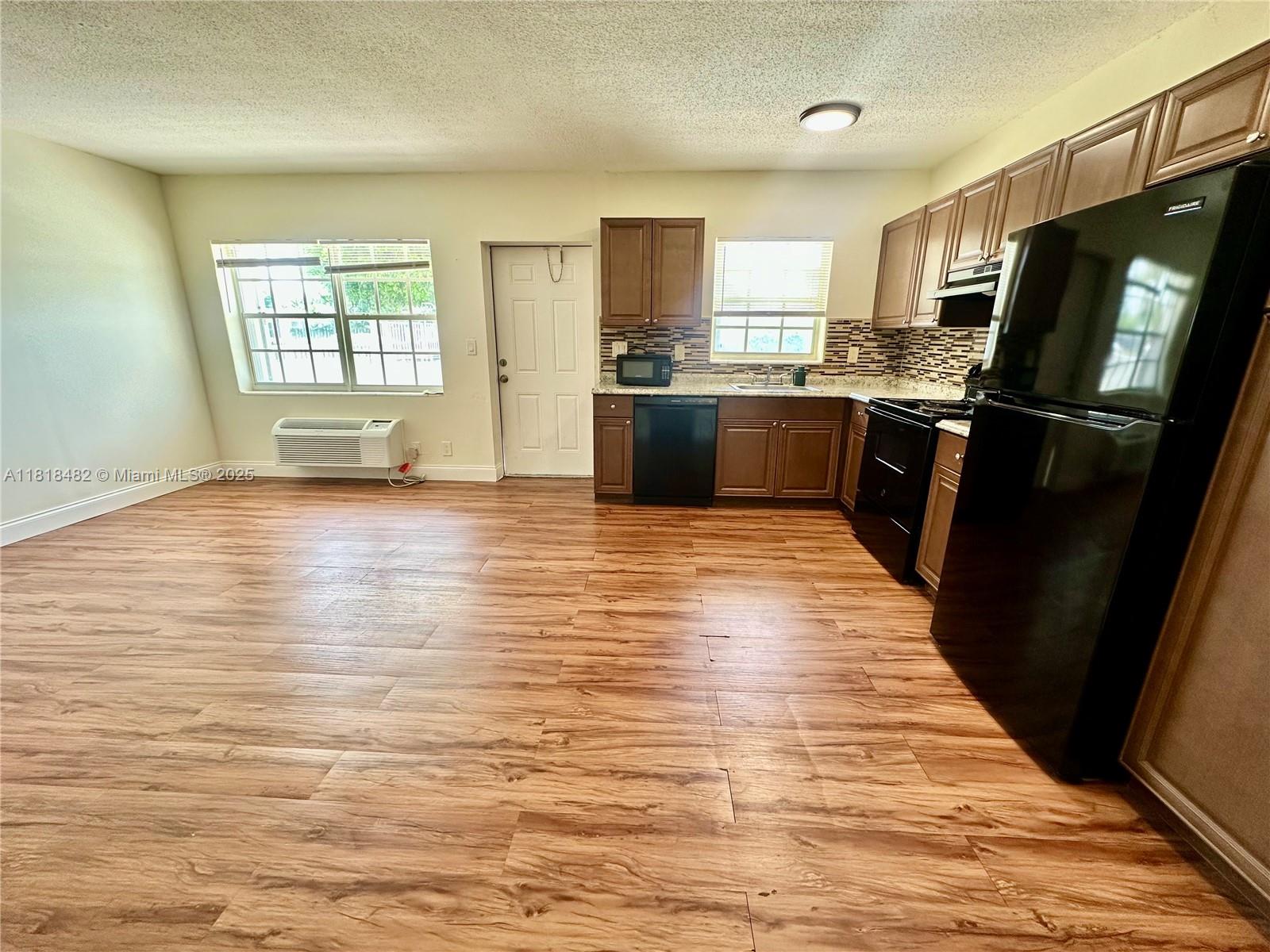 Rental Property at 5420 Ne 22nd Ter 6, Fort Lauderdale, Broward County, Florida - Bedrooms: 1 
Bathrooms: 1  - $1,600 MO.