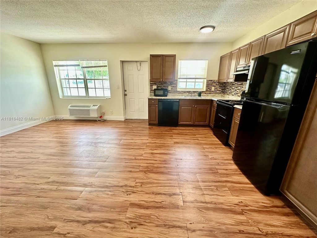 Photo of 5420 NE 22nd Ter #6, Fort Lauderdale, FL 33308 (MLS # A11818482)