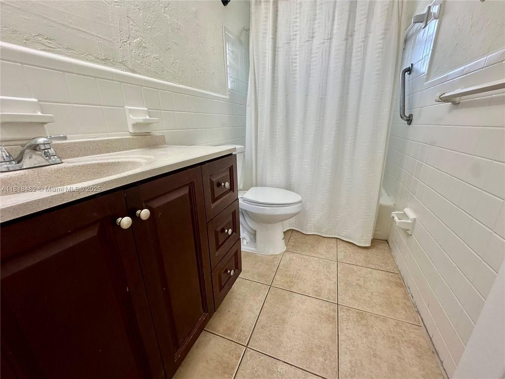 Photo of 5420 NE 22nd Ter #6, Fort Lauderdale, FL 33308 (MLS # A11818482)