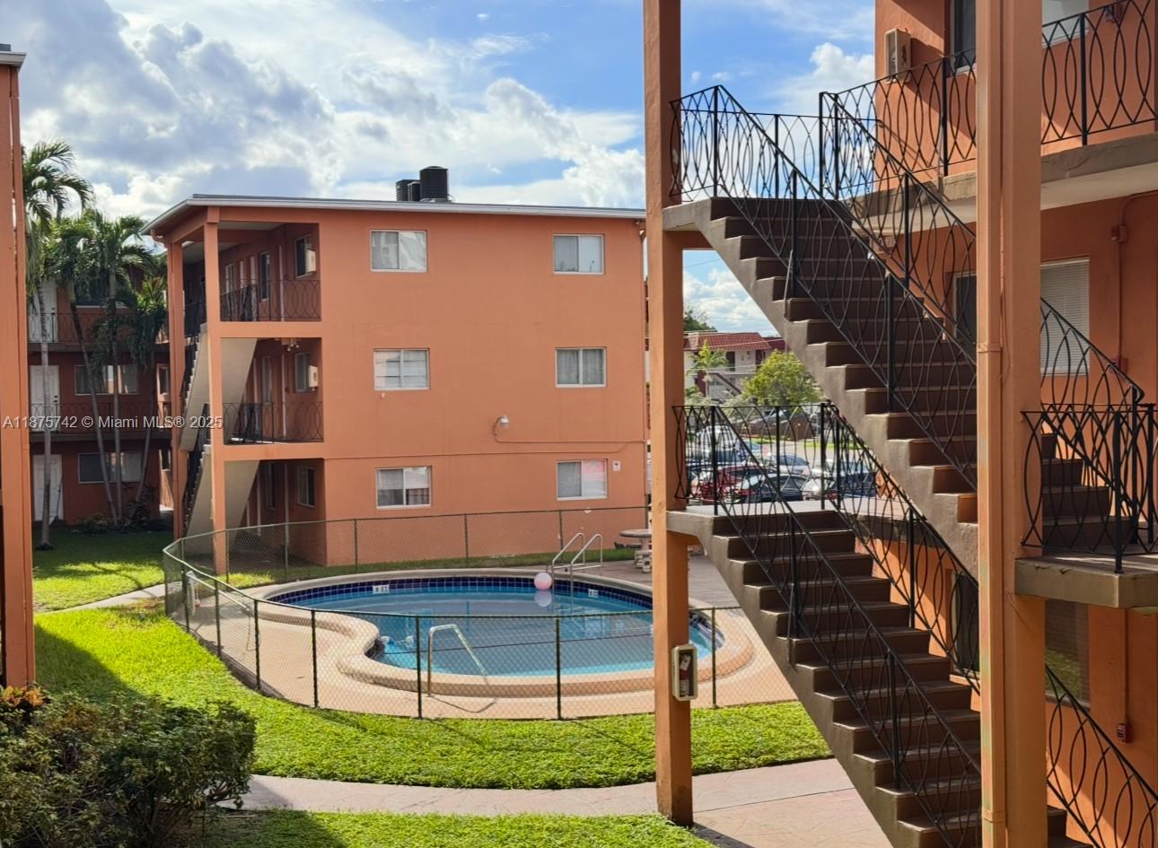 WELCOME to this Great Apartment in RIVER GRAND II CONDO, Close to MIA Airport Easy to showing !