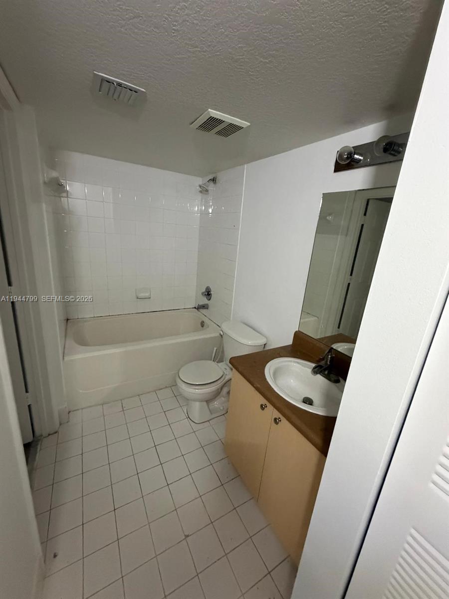 EMERALD ISLE LAGUNA LAKES - Residential