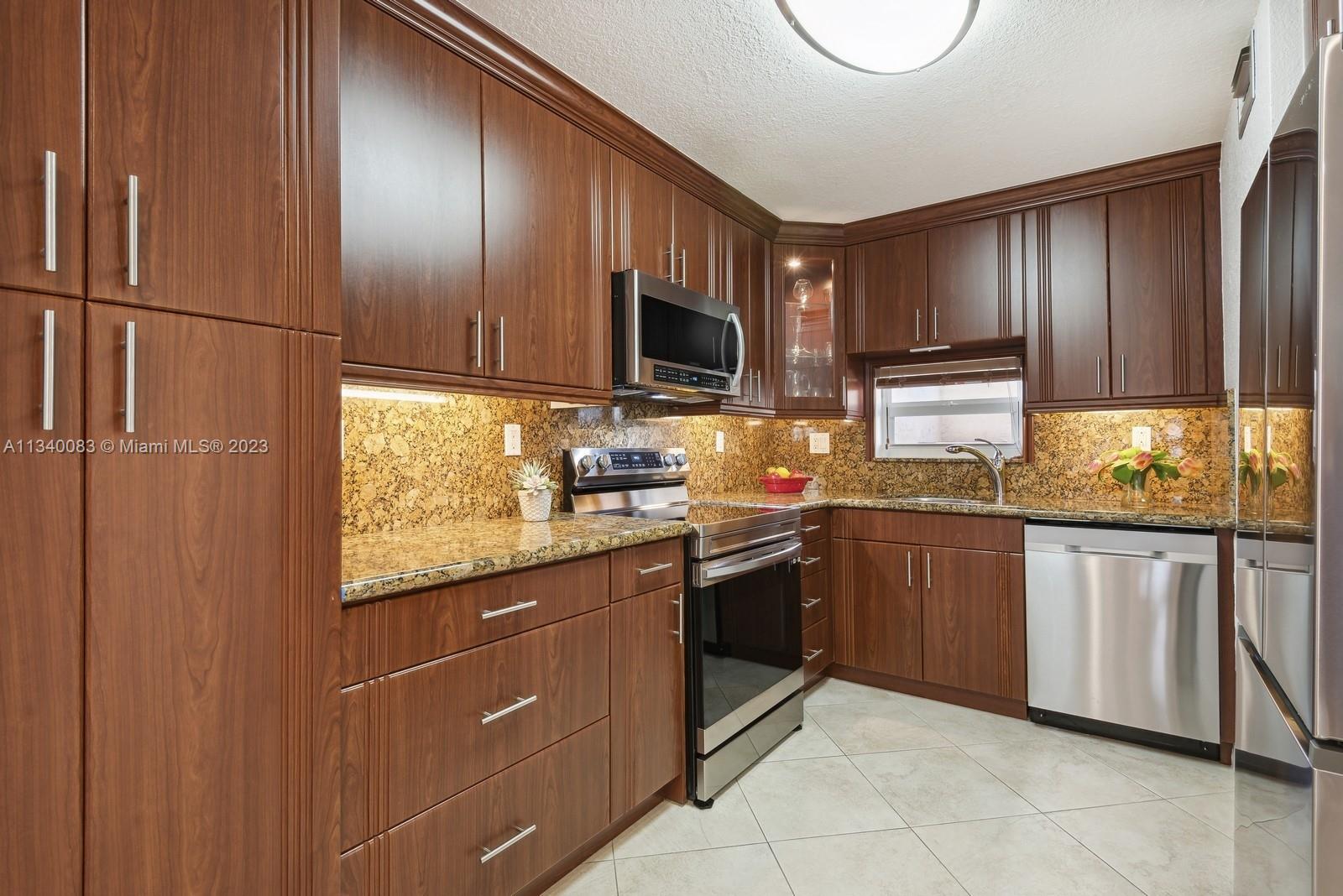 HOLLYBROOK GOLF AND - Residential